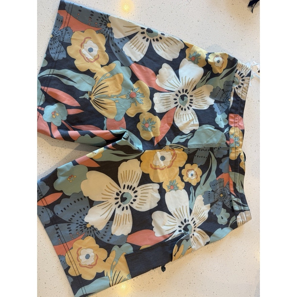 VISSLA Men's Floral Board Shorts Size 32 - Picture 9 of 12